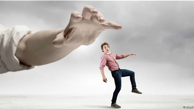 Огромная рука, занесенная над человечком