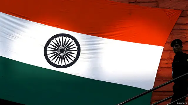 लाल किले पर तिरंगा और सुरक्षाकर्मी