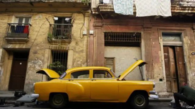 Los cubanos tienen que reparar una y otra vez sus viejos y románticos automóviles.