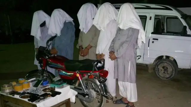 د پوځ د اطلاعاتو څانګي د نيول شوو کسانو او د ګاډي او موټرسايکل عکسونه خپاره کړي چې د شکمنو کسانو مخونه پکې پټ دي.