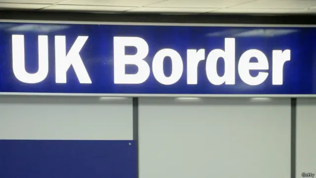 بہت سارے افراد برطانیہ میں داخل ہونے سے قبل اپنا پاسپورٹ ضائع کر دیتے ہیں جس سے ان کے ملک کی شناخت کرنے میں مشکل پیش آتی ہے