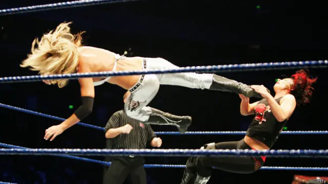 La principal promotora de la lucha libre, la WWE, ha expandido sus fronteras a otros países y ha dado espacio a la lucha entre mujeres.