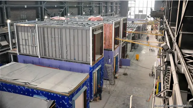 Мікро-квартири виробляються на заводах у вигляді окремих блоків, які потім перевозять на вантажівках і збирають на місці як конструктор Лего