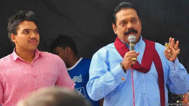 මහින්ද රාජපක්ෂ සහ නාමල් රාජපක්ෂ පිය පුතුන් පාර්ලිමේන්තුවට තේරී පත්වූයේ කුරුණෑගල සහ හම්බන්තොට දිස්ත්රික්ක නියෝජනය කරමින්