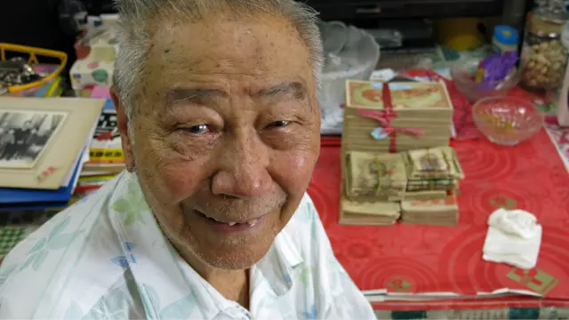 林彥斌與他的軍票（BBC中文網圖片）