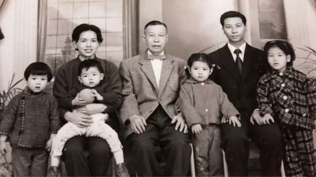 林彥斌（右二）與他的家屬攝於1950年代（BBC中文網圖片）