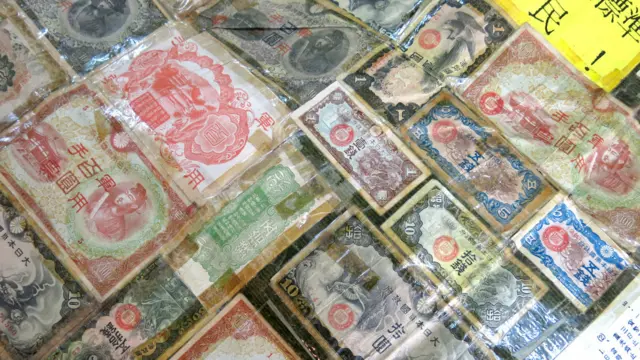 粘滿軍票的香港索償協會抗議海報（BBC中文網圖片4/8/2015）