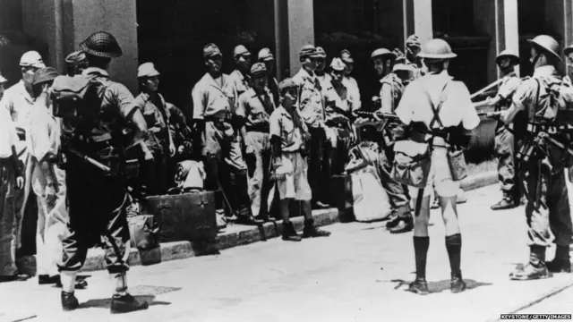 英軍在香港一處船塢圍捕日軍士兵（26/9/1945）