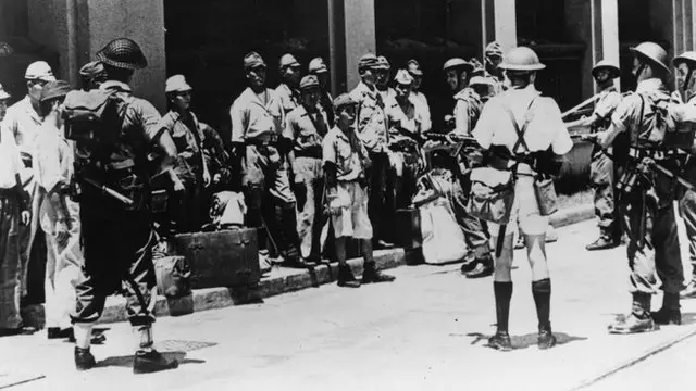 Lính Nhật bị quân Anh bắt ở Hong Kong sau khi Nhật đầu hàng 26/09/1945