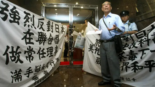 香港索償協會原主席吳溢興在日本總領事館前要求接收請願函（8/4/2005）