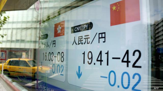 Una pizarra cambiaria refleja la devaluación del yuan en China por tercer día consecutivo