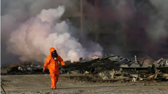 工作人员在天津爆炸现场