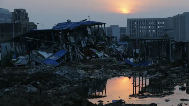 被严重损毁的周边建筑本不应出现在危化品仓库周围。