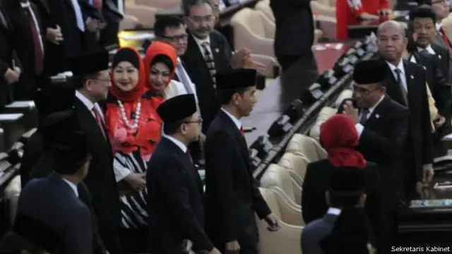 Presiden Jokowi mengemukakan masalah ekonomi negara dalam pidatonya.