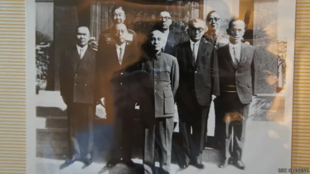 蒋介石（前排正中）与白团成员等合影，大桥策郎（乔本，二排左二）、富田直亮（白鸿亮，二排右二）