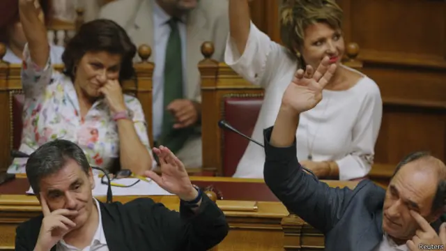 Члены правительства Греции голосуют в парламенте