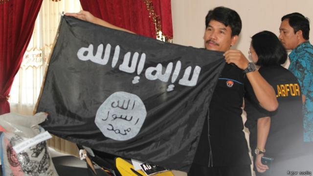 Aparat kepolisian di Solo, Jawa Tengah, menunjukkan bendera ISIS yang dimiliki seorang warga Indonesia.
