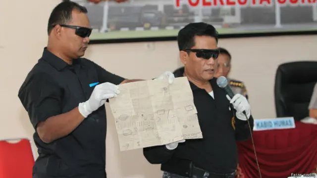 Polisi menunjukkan panduan pembuatan bom yang ditemukan di lokasi penggerebekan.
