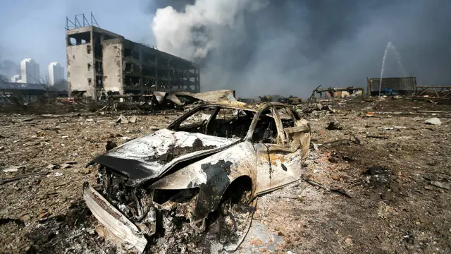چین کے شمالی شہر تیانجن میں بدھ کی شام کو ہونے والے دو دھماکوں کے بعد لگنے والی آگ پر بھی قابو نہیں پایا جا سکا ہے۔