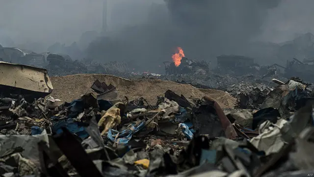 تیانجن کےفائر چیف زو تیان نے جمعے کو میڈیا کو بتایا کہ جائے وقوعہ پر 1,020 فائر فائیٹرز اور 140 آگ بجھانے والی گاڑیاں آگ بجھانے میں مصروف ہیں۔