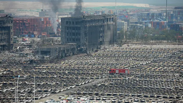  تیانجن میں موجود بی بی سی کے نامہ نگار جان سوڈورتھ کا کہنا ہے کہ آگ بجھنے کی صورت میں کیمیکل کنٹینزز کا تجزیہ کرنے کے لیے اور انھیں دھوپ سے بچانے کے لیے محفوظ مقامات پر پہنچایا جائے گا۔