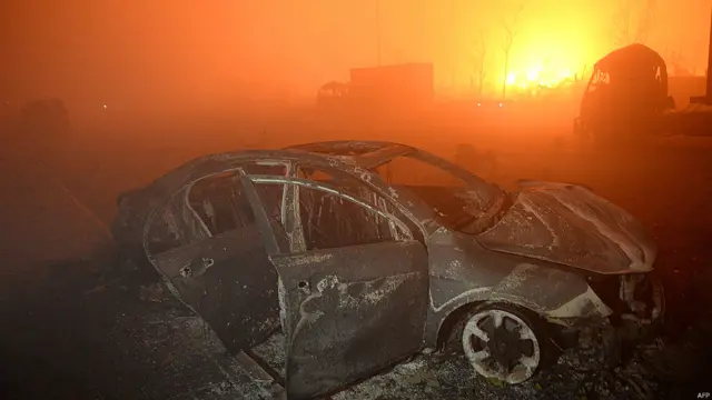 دھماکوں سے اردگرد کی عمارتوں کو نقصان پہنچا اور پورٹ پر موجود ہزاروں گاڑیاں اور کنٹینر تباہ ہو گئے۔