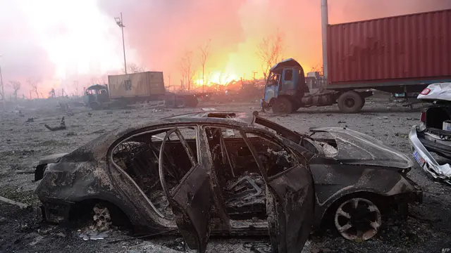 چین کی کیمونیسٹ پارٹی کے سرکاری روزنامے دی پیپلز ڈیلی کا کہنا ہے کہ امدادی کارکن گودام میں موجود 700 ٹن سوڈیم سئینائیڈ کا ذخیرہ ختم کر رہی ہے اور اس کام کے لیے ہائیڈروجن پر آکسائیڈ اسعتمال کر کے کیمیکل کو ناکارہ بنایا جا رہا ہے۔