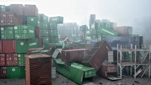 جائے وقوعہ کے قریب ایک فیکٹری کے سکیورٹی گارڈ نے بی بی سی کو بتایا کہ انھوں نے بھڑکتی ہوئی آگ دیکھی۔ ’اچانک میں نے زوردار آواز سنی۔ میں فوری زمین پر لیٹ گیا لیکن پھر بھی میں زخمی ہو گیا۔‘