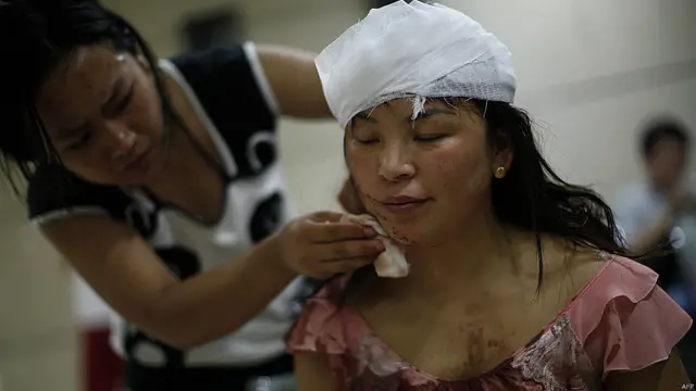  دھماکوں سے کم سے کم 50 افراد ہلاک اور 700 سے زائد زخمی ہوئے ہیں۔حکام کے مطابق اس واقعہ میں 17 فائر فائیٹرز بھی ہلاک ہوئے ہیں، جبکہ چین کی منٹسری آف پبلک سکیورٹی کا کہنا ہے کہ ابھی بھی 18 فائر فائیٹرز لاپتہ ہیں۔