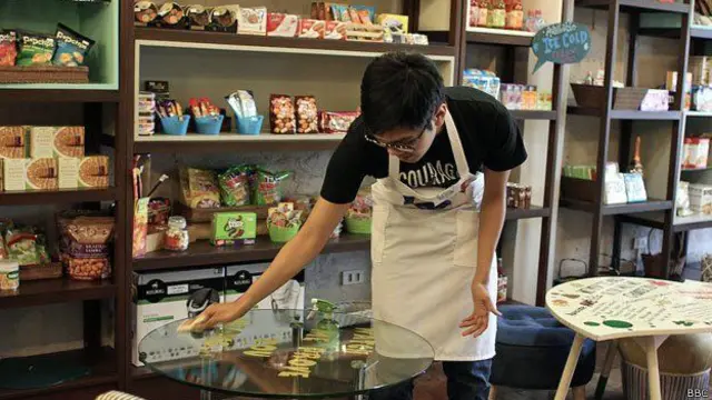 Jose trabajando en el café