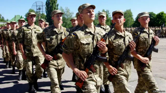 Когда нужно отправлять в армию - в 18 или 20 лет?