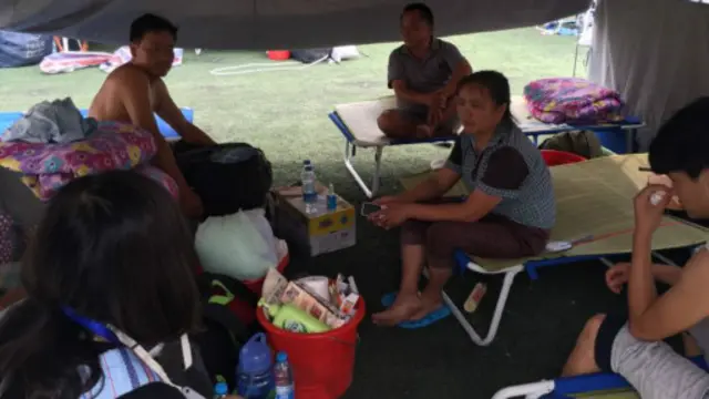 左側第一名男子是爆炸的親歷者