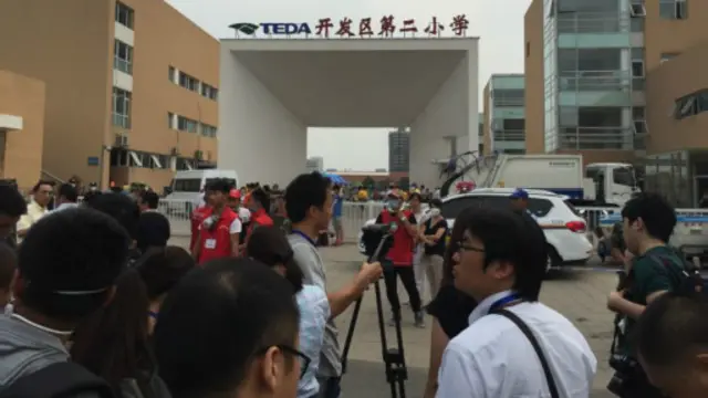 很多受爆炸影響的人被臨時安置在天津開發區第二小學