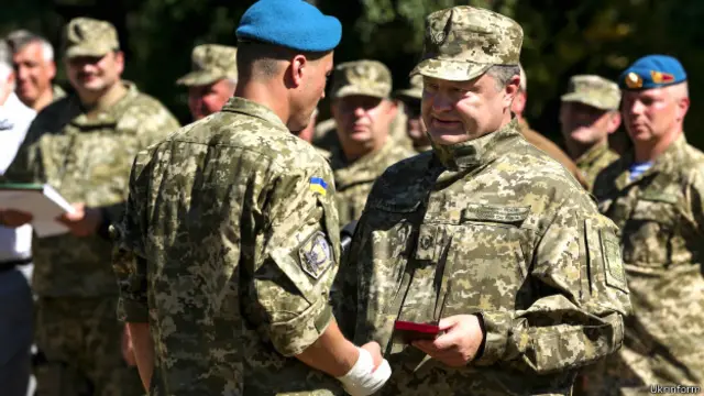 Петро Порошенко нагороджує військових ВДВ