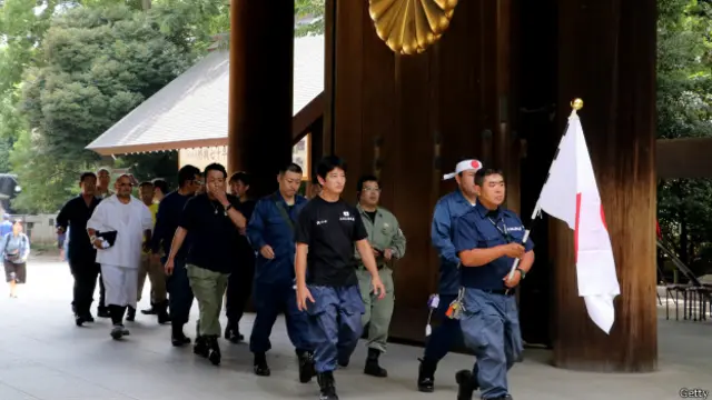 Японские националисты в храме Ясукуни