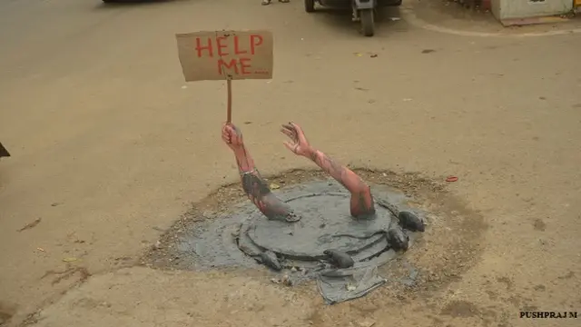 बंगलुरू की सड़क पर बना एनाकोंडा