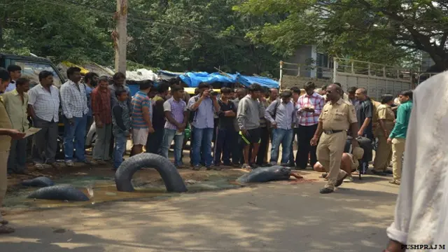 बंगलुरू की सड़क पर बना एनाकोंडा