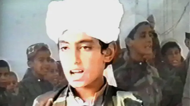 2001'de Afganistan'daki bir El Kaide eğitim kampında çekilen fotoğraftaki bu çocuğun 10 yaşındaki Hamza bin Ladin olduğu öne sürülmüştü.