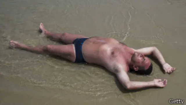 Hombre expuesto al sol en la playa