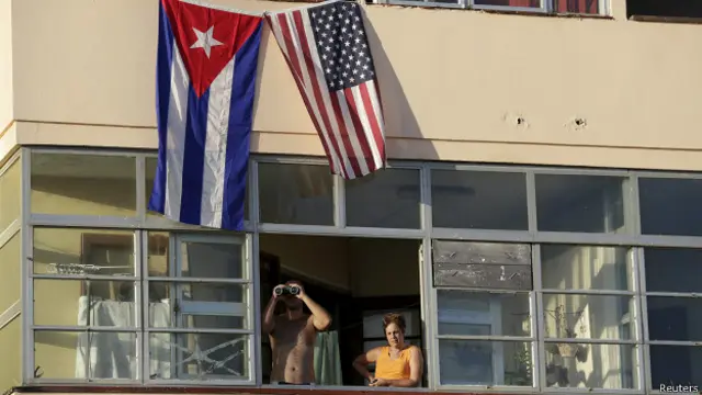 Los ciudadanos cubanos que viven en las inmediaciones de la embajada no se perdieron detalle de esta jornada. 