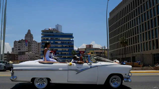 Невеста в кабриолете в Гаване