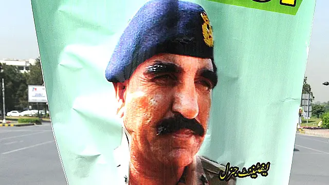 وزیراعظم نواز شریف کی کابینہ کے اہم رکن اور قریبی ساتھی مشاہداللہ خان نے کہا ہے کہ پچھلے سال اسلام آباد میں تحریکِ انصاف اور عوامی تحریک کے دھرنوں کے دوران پاکستانی انٹیلی جنس ایجنسی آئی ایس آئی کے اس وقت کے سربراہ لیفٹیننٹ جنرل ظہیر الاسلام عباسی نے ایک سازش تیار کی تھی جس کے ذریعے وہ فوجی اور سول قیادت کو ہٹا کر ملک پر قبضہ کرنا چاہتے تھے