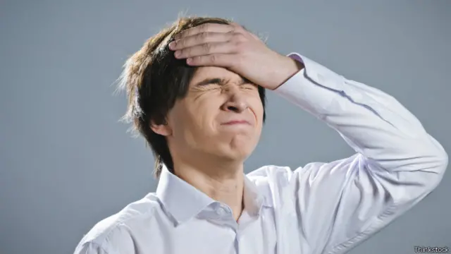 Hombre preocupado por olvidar algo