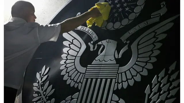 La embajada de EE.UU. en La Habana ya no cuenta con tantos policías rodeándola.