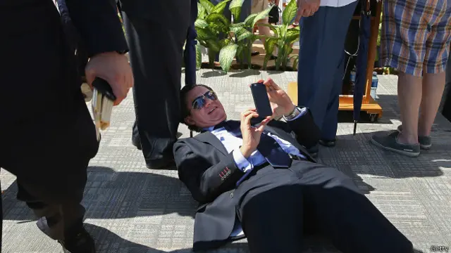 Los asistentes al acto fotografiaron la bandera desde todos los ángulos posibles.