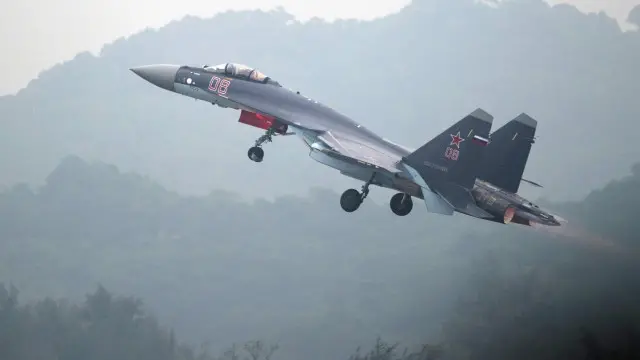 苏-35是第四代半重型战机,具有远程,多用途,空优和打击等特性。