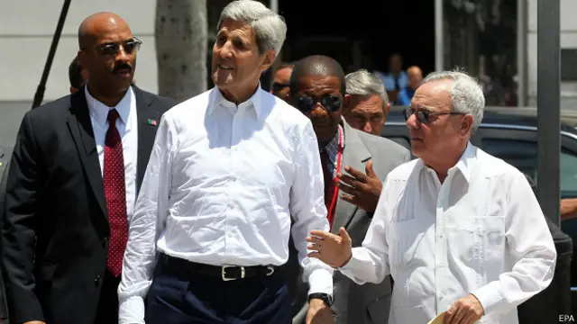 Kerry dio un paseo por La Habana acompañado del historiador Eusebio Leal.
