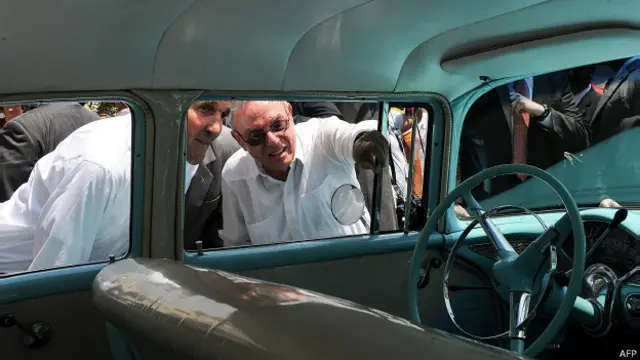 El secretario de Estado se asoma para ver un auto clásico estadounidense.