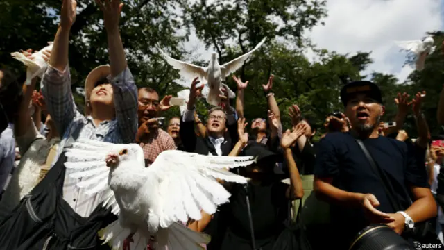 日本民众放飞和平鸽