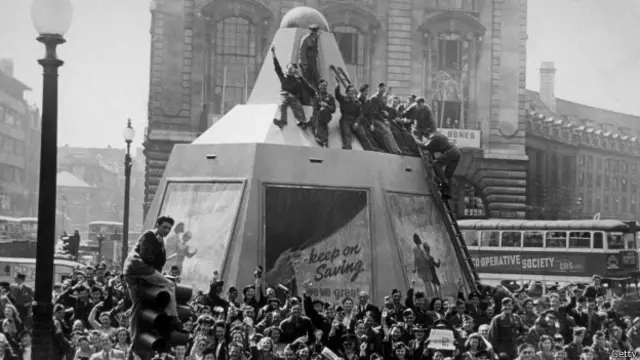 日本投降后伦敦皮卡迪利圆环广场上的人群